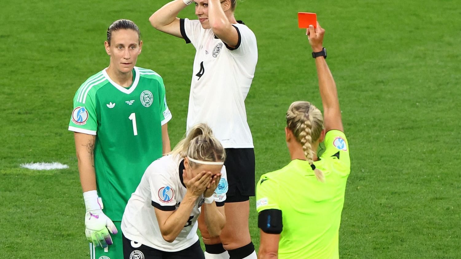 Red: Referee Tess Olofsson puts Kathrin Hendrich off the pitch, the DFB defender (left) cannot believe it.