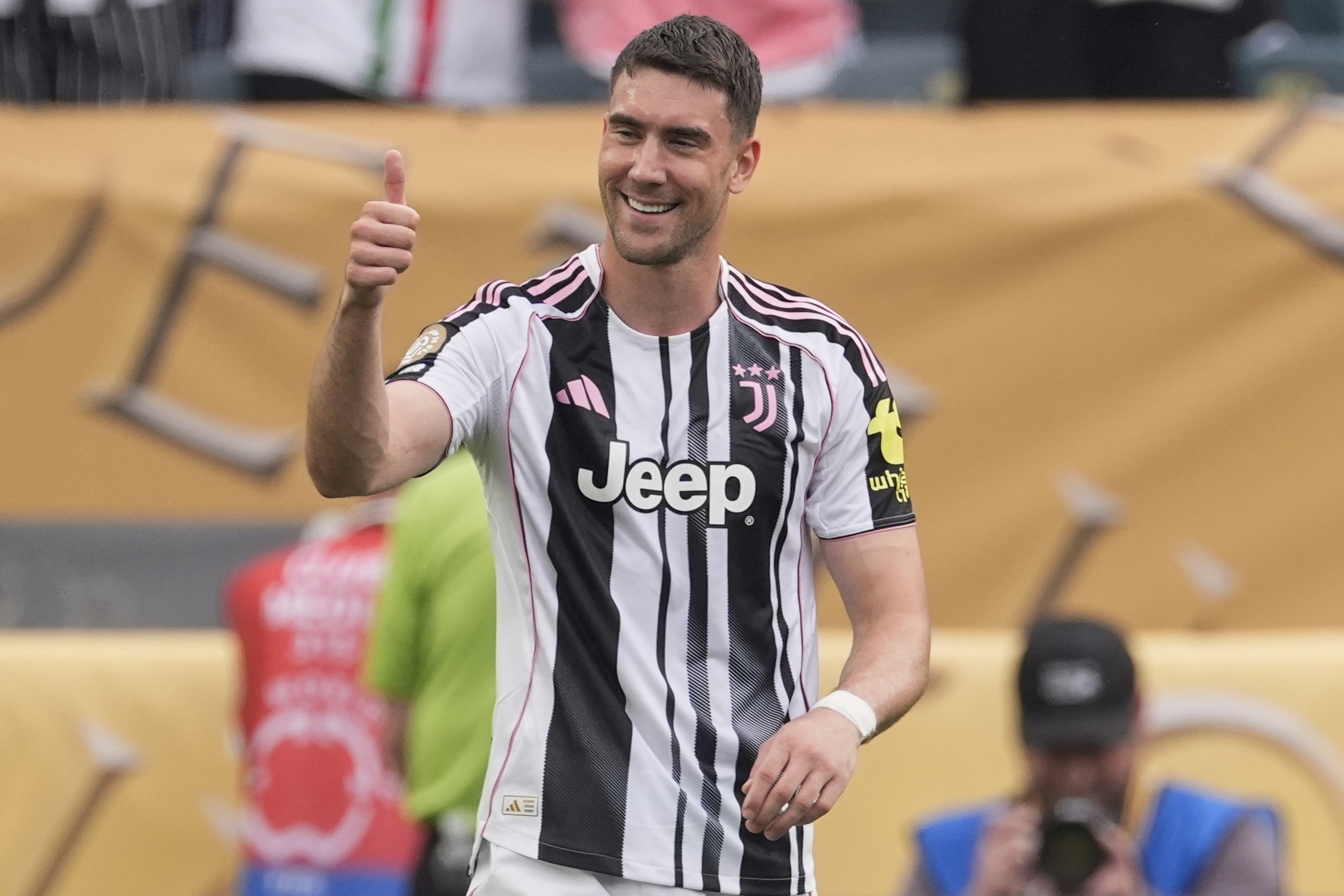 Juventus' DUSAN VLAHOVIC REACTS AFTER SCORING FROM A CRIPALTY KICK DURING THE CLUB WORLD CUP GROUP G SCCER MATCH BETWEEN JUVENTUS AND WYDAD AC in Philadelphia, Sunday, June 22, 2025. (AP Photo/Chris Szagola)