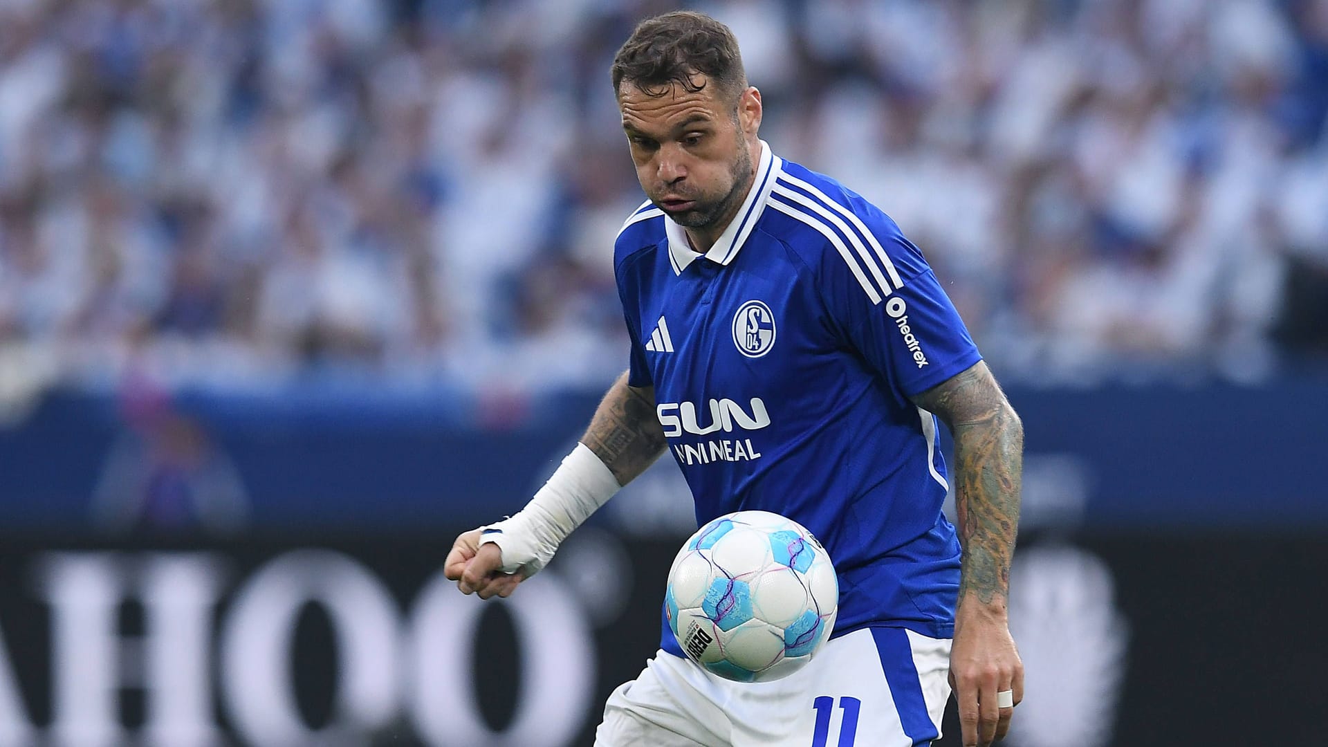 Pierre-Michel Lasogga, here for Schalke in the final spurt last season on the ball: Now the attacker was wearing the royal blue jersey again.