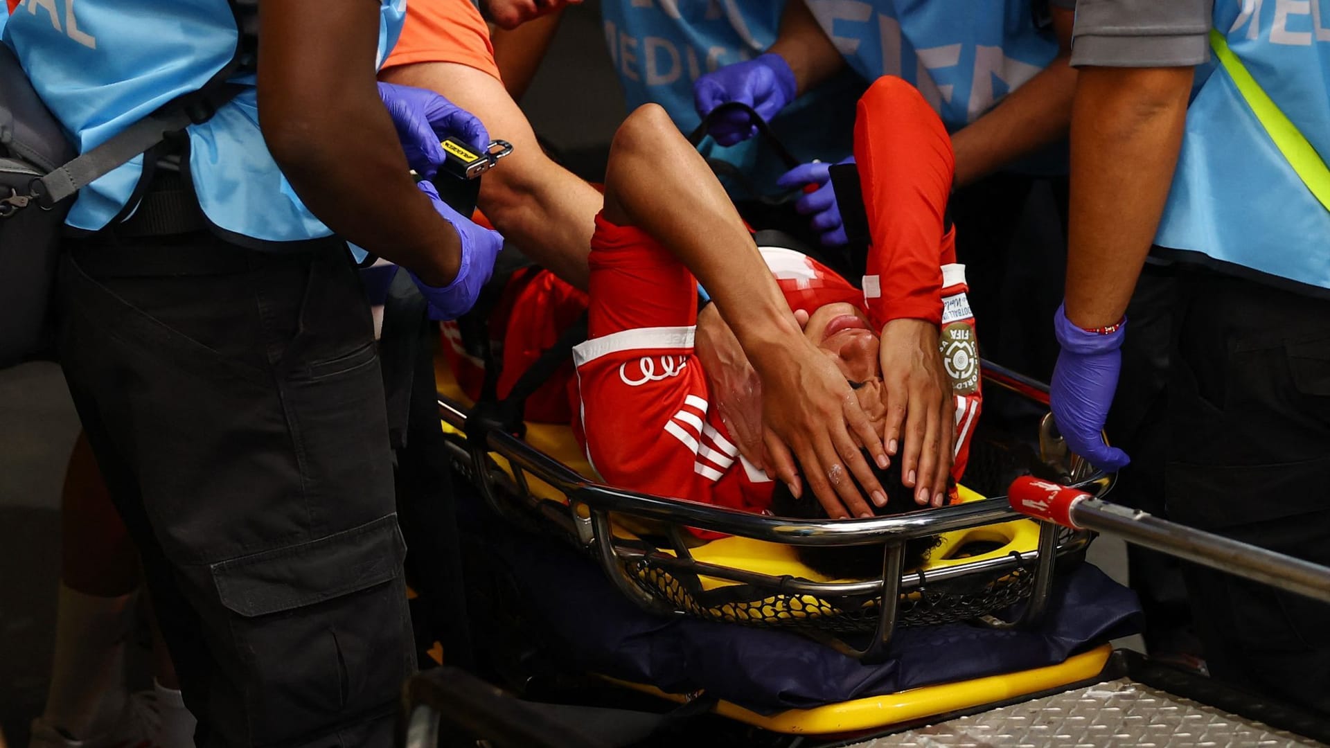 Jamal Musiala suggests his hands in front of his face: the DFB star had to be removed on a stretcher.