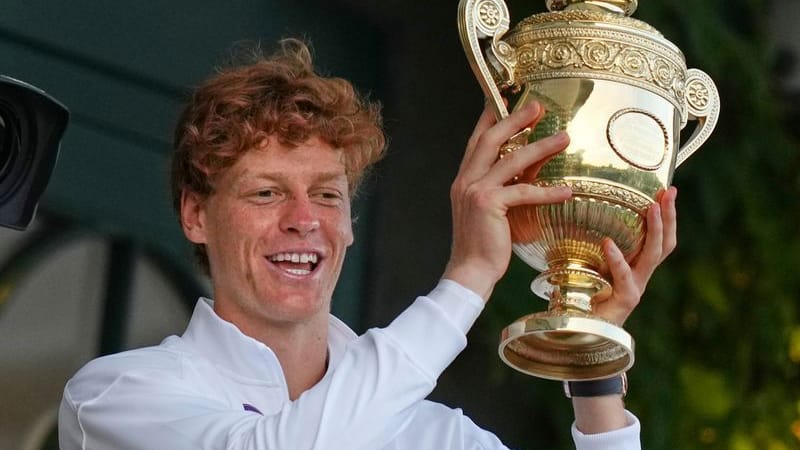 The Italian Jannik Sinner holds the trophy after his Wimbledon victory. The Italian Jannik Sinner holds the trophy after his Wimbledon victory.