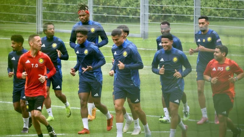 Cristiano Ronaldo (center) trains with teammates of his club Al-Nassr in Saalfelden.
