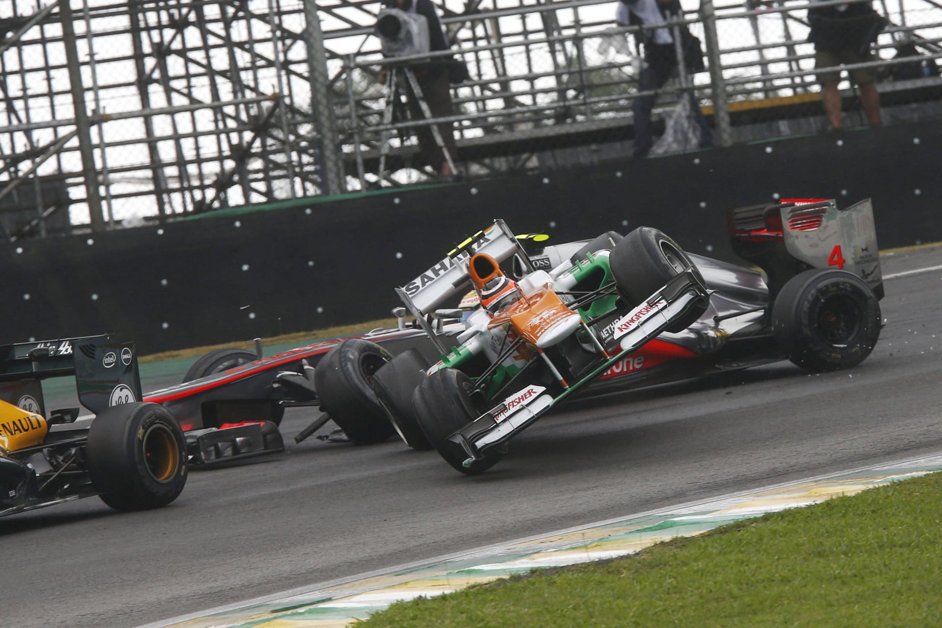 Fating crash: The collision with Lewis Hamilton cost Nico Hülkenberg a podium placement at the Brazil race 2012.