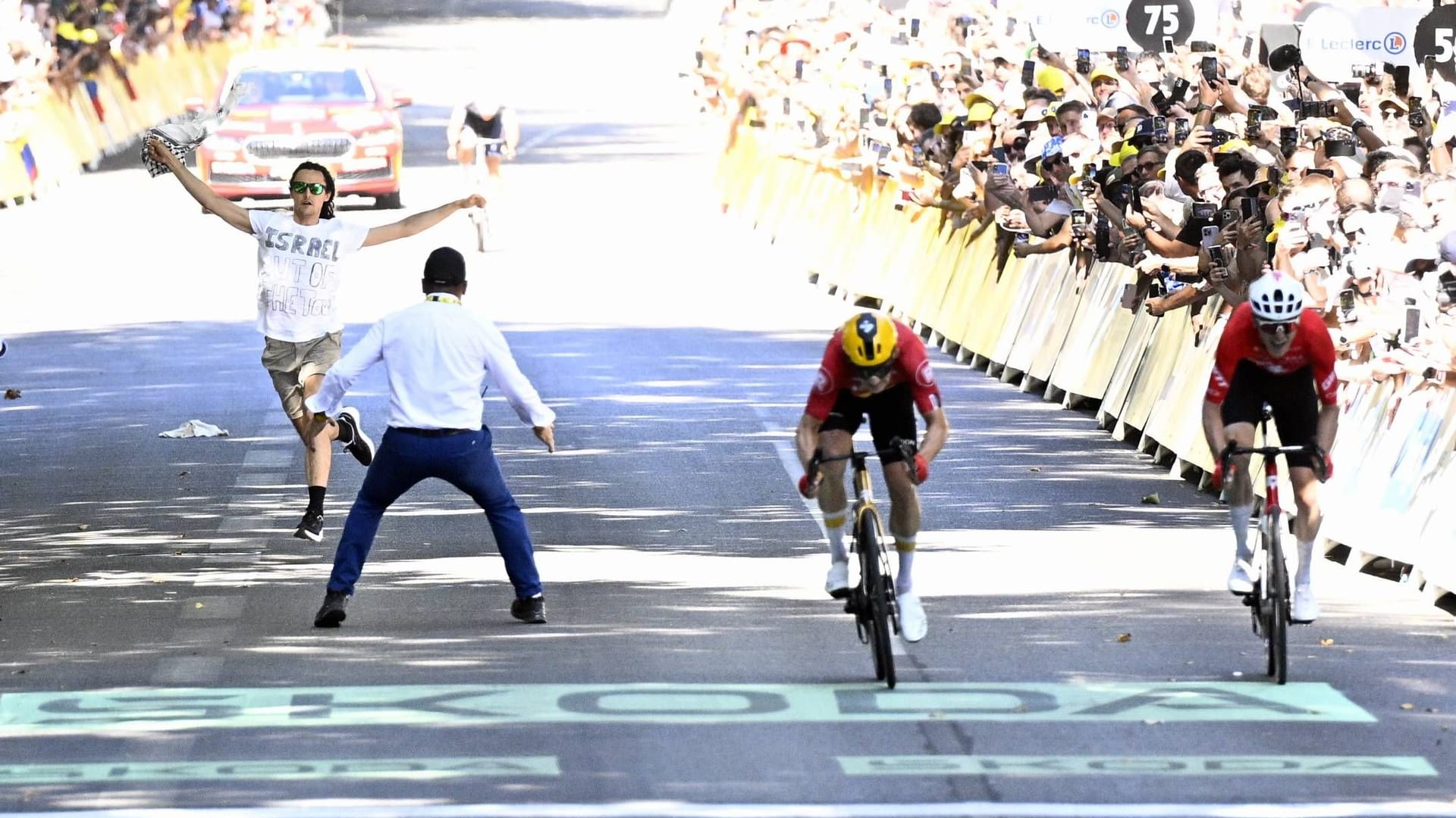 The speedster in the background: Abrahamsen at the front.