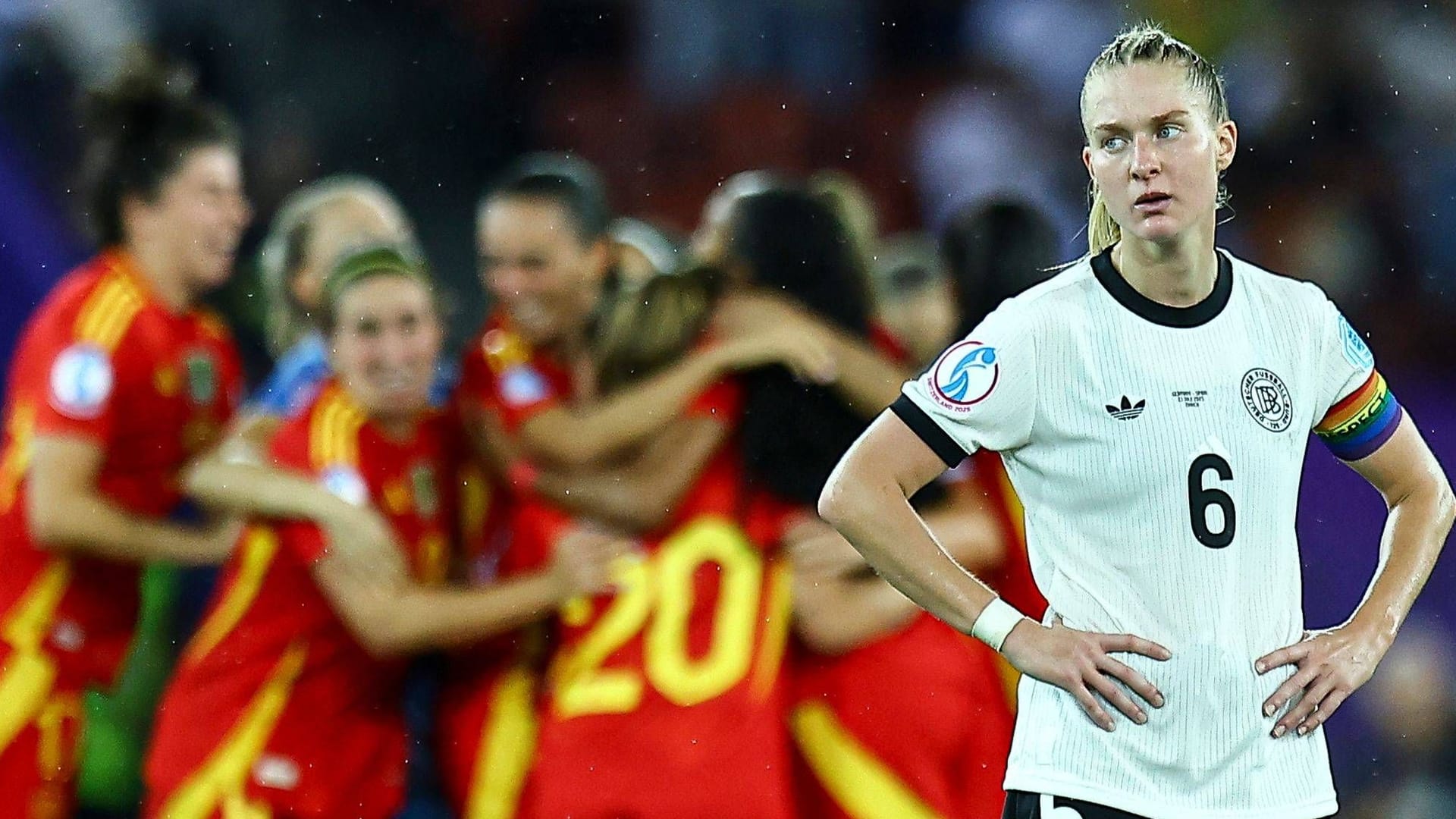 Disappointed: DFB captain Janina Ming is pondering, the Spaniards (back) cheer.