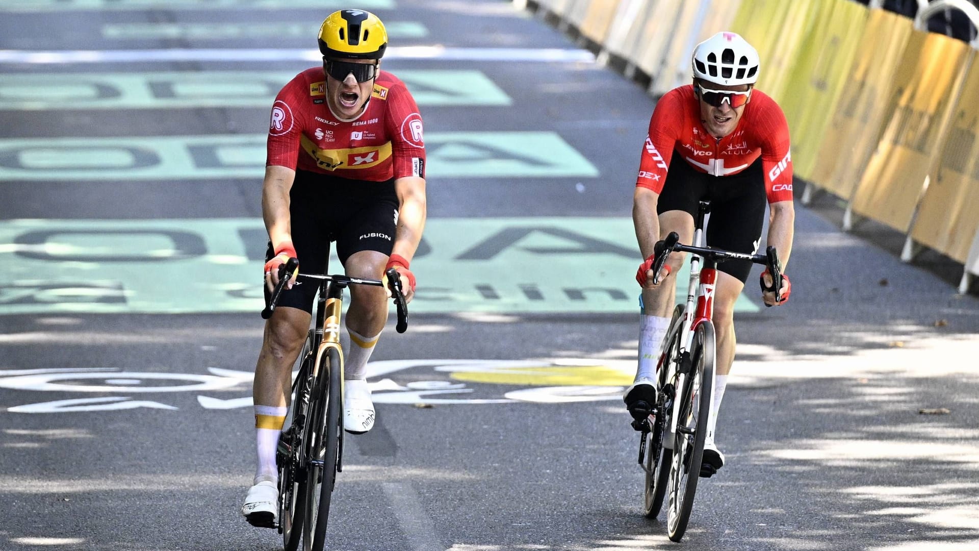 Mauro Schmid (right) next to Jonas Abrahamsen: The two fought a gripping duel around the day's victory.