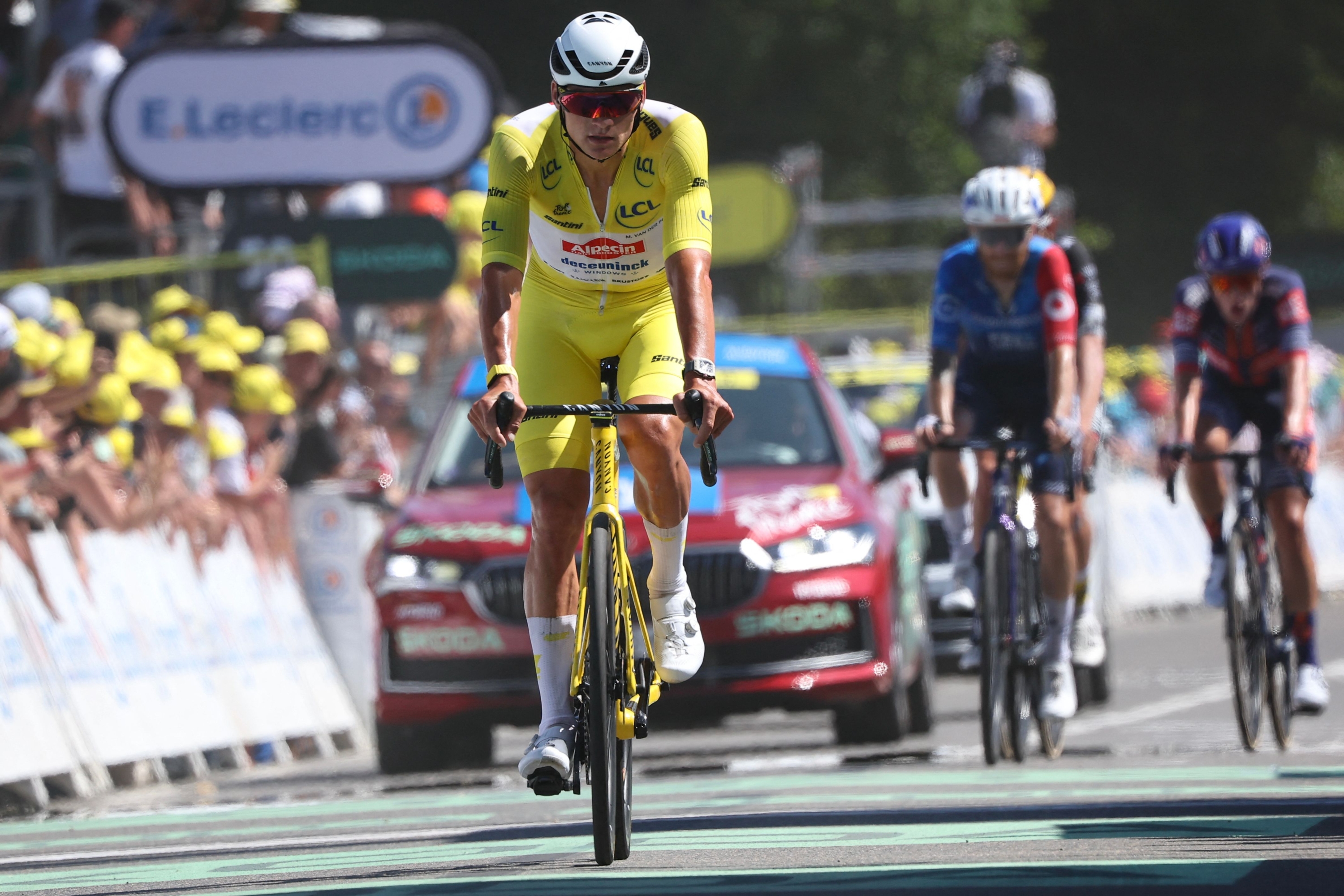 Alpecin-Deceuninnch Team's Dutch Rider Mathieu van der Poel Wearing The Overall Leader's Yellow Jersey Cycles Across The Finish Line Cycle During the 7th Stage of the 112th Edition of the Tour de France Cycling Race, 197 km Beteween Saint-Mal-Mare and Mur-De-Bretagne Guerandan, in Brittany, in British, Western France, on July 11, 2025. (Photo by Anne-Christine Poujoulat / AFP)