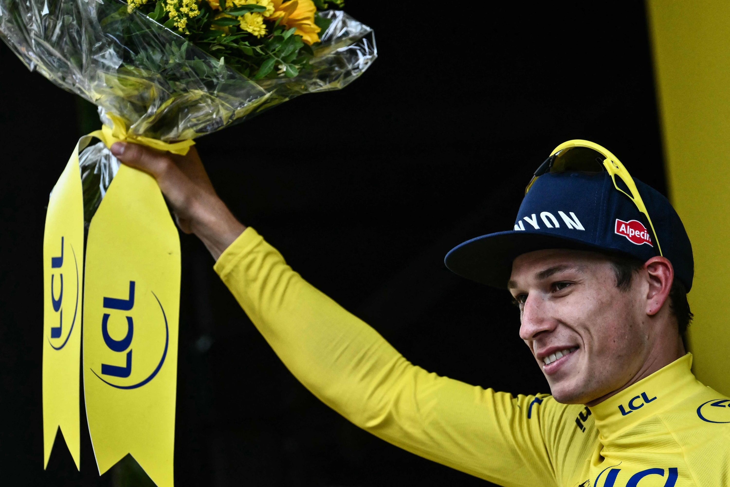 Alpecin - Deceuninnch Team's Belgian Rider Jasper Philipsen Celebrates on the Podium with the Overall Leader's Yellow Jersey After The 1st Stage of the 112th Edition of the Tour de France Cycling Race, 184.9 Km Starting and Finishing in Lille Metropole, Northern France, on Jully 5, 2025. Bertorello / AFP)
