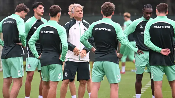 Werder coach Horst Steffen in the first training session.