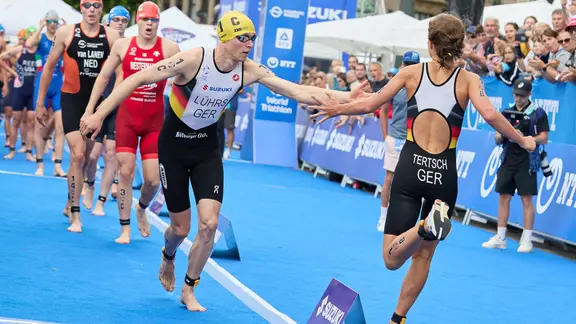 Lisa Tertsch hands over to Lasse Lührs in the mixed season
