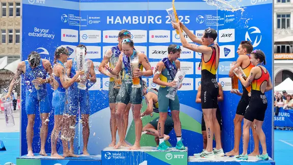 The award ceremony of the mixed World Cup at the triathlon in Hamburg