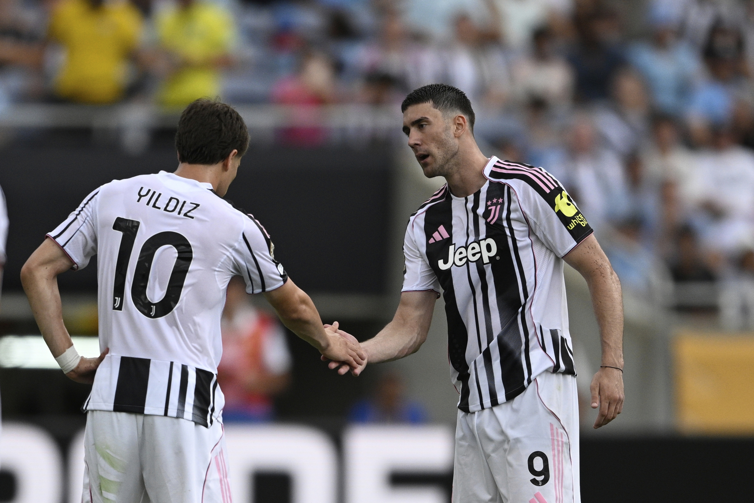 Juventus' Dusan Vlahovic, Right, is congratulated by Teammate Kenan Y? LD? Z After Scoring His Side's Second Goal During the Club World Cup Group G Soccer Match Bethaeen Juventus and Manchester City in Orlando, Fla., Thursday, June 26, 2025. (AP Photo/Phelan Ebenhack))