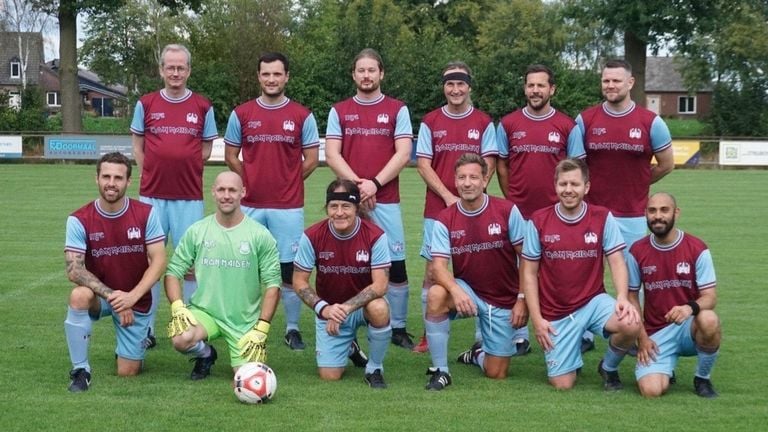 Steve Harris (Onderse Rij, third from the left) and Wout as keeper (photo: Ruud Neutkens).