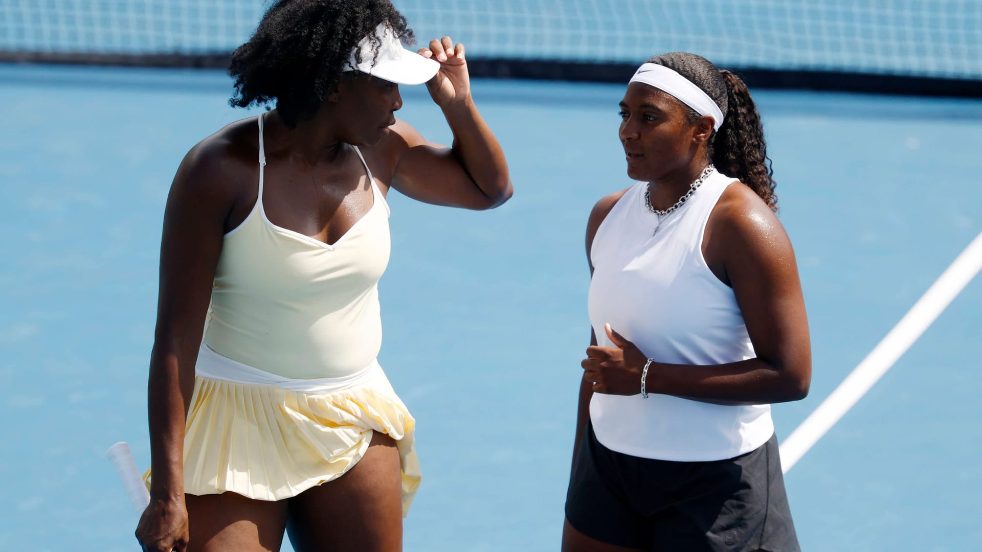 Mixed tournament in Washington, DC: Venus Williams (.l) speaks to her double partner Hailey Baptiste.