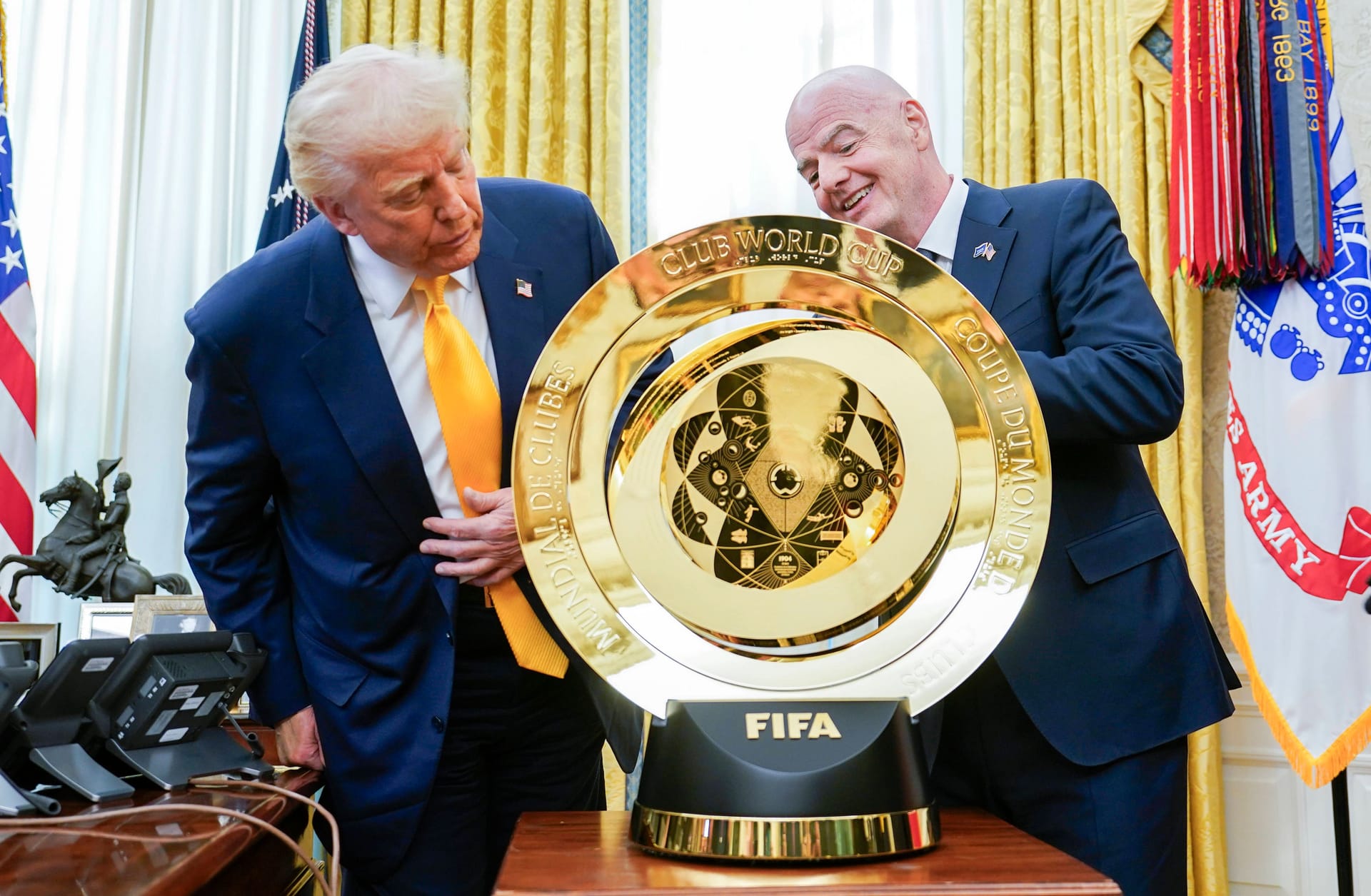 US President Trump (left) and FIFA boss Infantino with the trophy of the club World Cup.