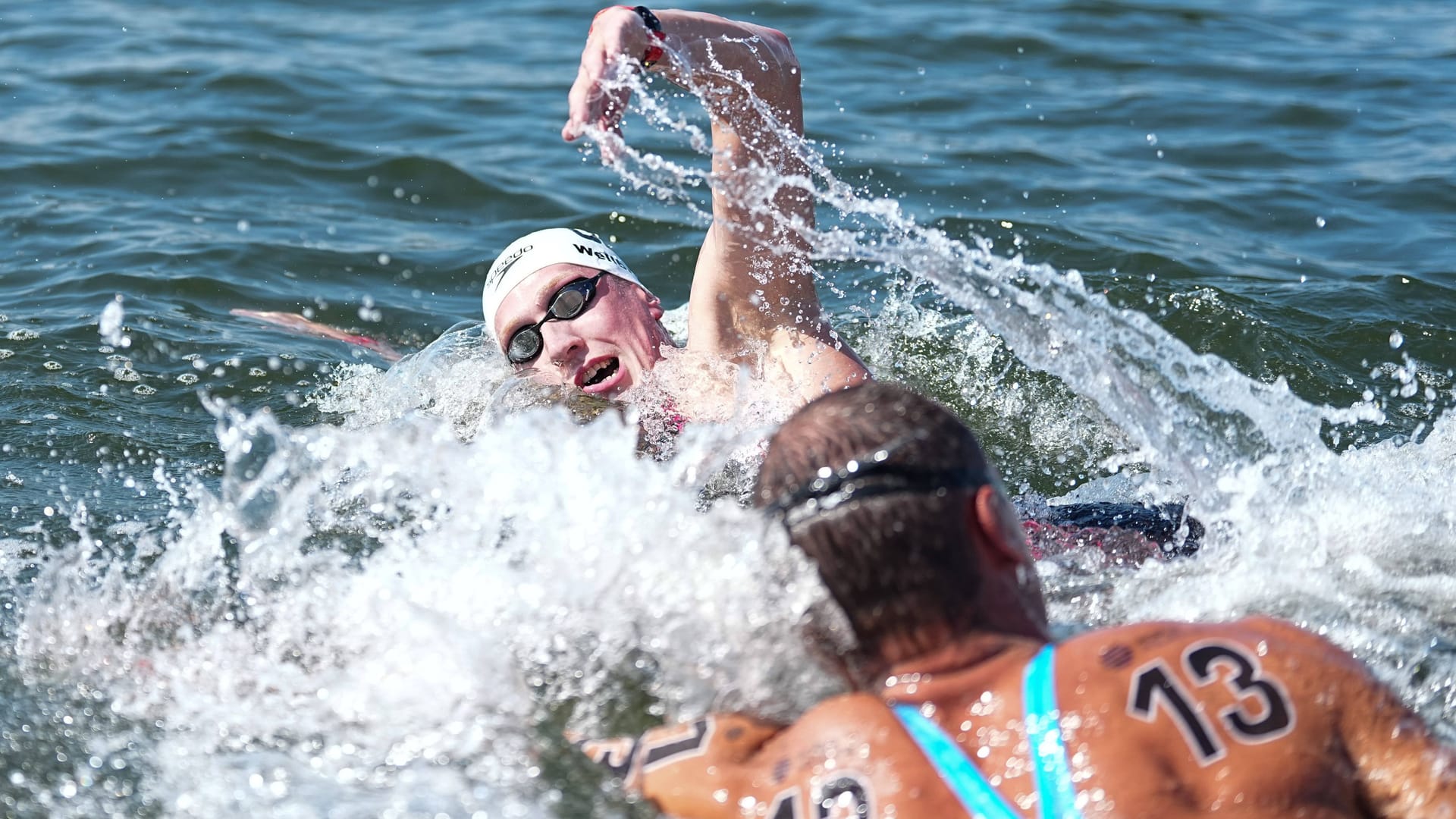 Floran Wellbrock iin Aktion: The German swimmer dominates in the open water competition.