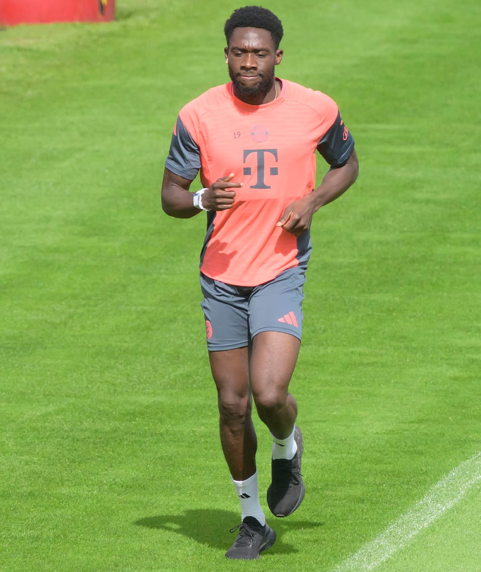 Die Narben am rechten Knie deuten noch auf die Kreuzband-OP von Alphonso Davies