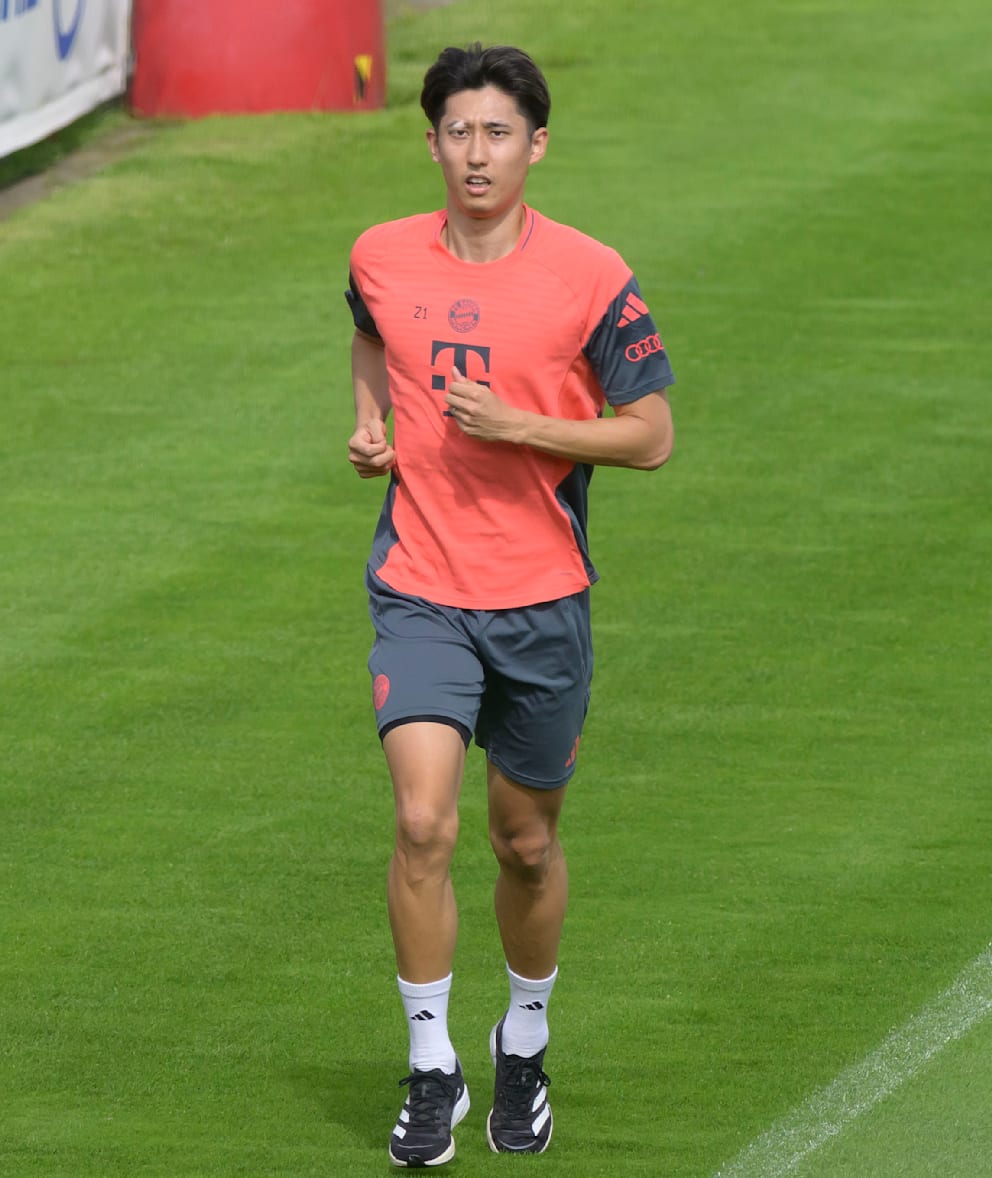 Bayern-Verteidiger Hiroki Ito bei seinen Joggingrunden auf dem Rasen