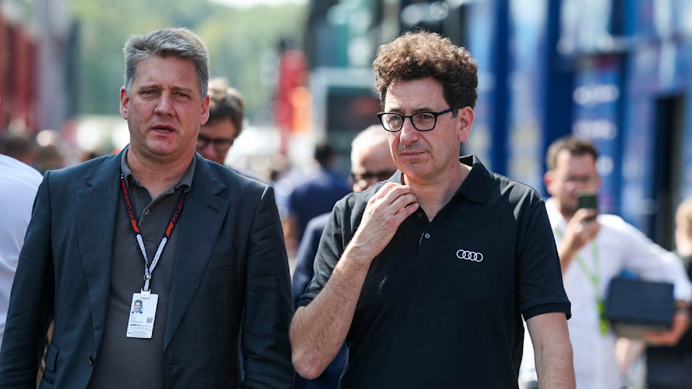 Audi-CEO Gernot Döllner und F1-Projekt-Boss Mattia Binotto (r.) im September 2024 im Fahrerlager von Monza (Italien)