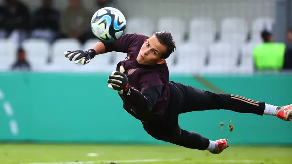 U20 national goalkeeper Nahuel Noll (borrowed from Hannover 96)