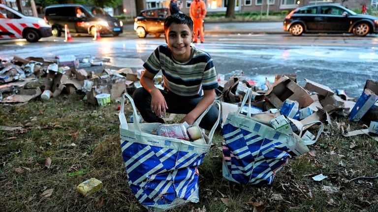 With shopping bags full home (photo: Heitink news agency). 