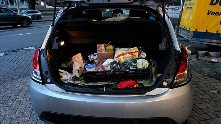Cars were fully loaded with groceries (photo: Heitink news agency). 