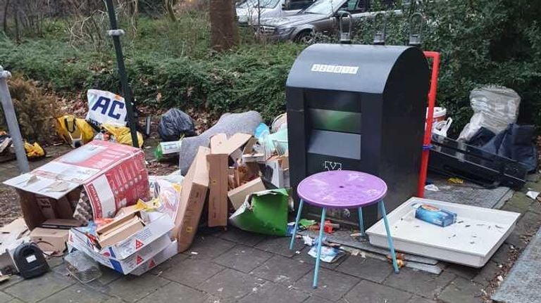 The container has been used as a dump spot for months (photo: Manon Hendriks).