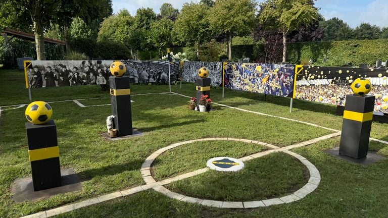 The NAC field with the urn columns with yellow-black ball (photo: Erik Peeters).