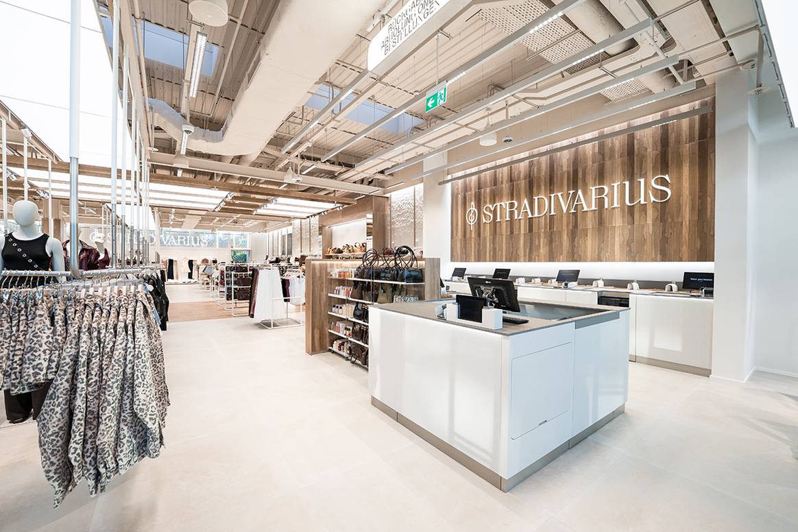 Tienda de Stradivarius en El Centro Comercial Westfield Donau Center de Viena (Austria).