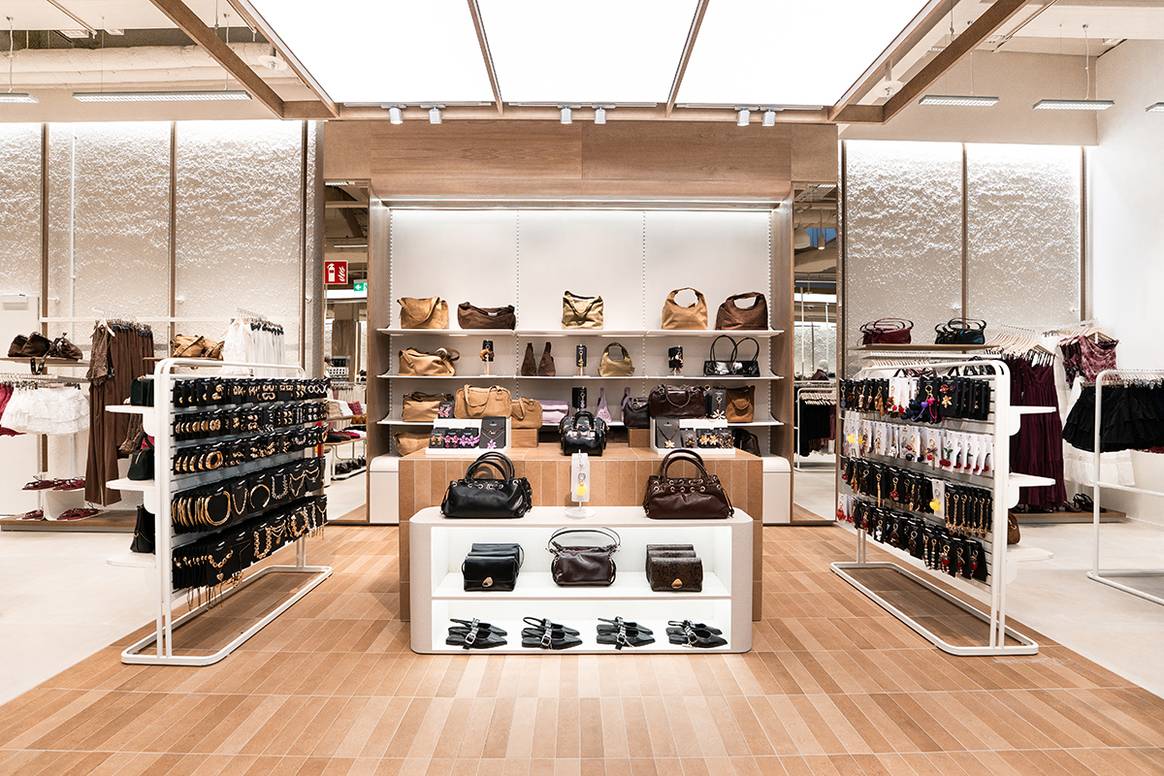 Tienda de Stradivarius en El Centro Comercial Westfield Donau Center de Viena (Austria).