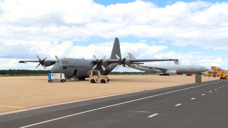Aircraft are ready at the airbase in Eindhoven (photo: Omroep Brabant).