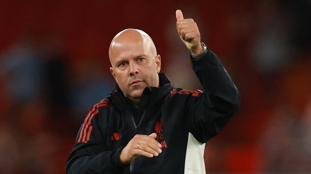 Liverpool-Coach Arne Slot (46) hat viele neue Spieler in seinen Reihen – u. a. Frimpong