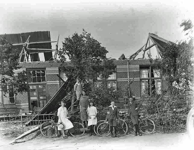 The roof of the public school has largely disappeared (photo: Heemkundekring Felix Walter Langenboom).