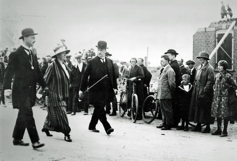 Queen Wilhelmina takes a look at the destroyed villages (photo: Heemkundekring Felix Walter Langenboom).