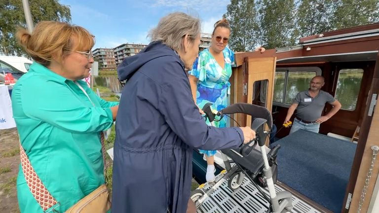 The boat has a lift so that a wheelchair or walker can also be in (photo: Jos Verkuijlen).