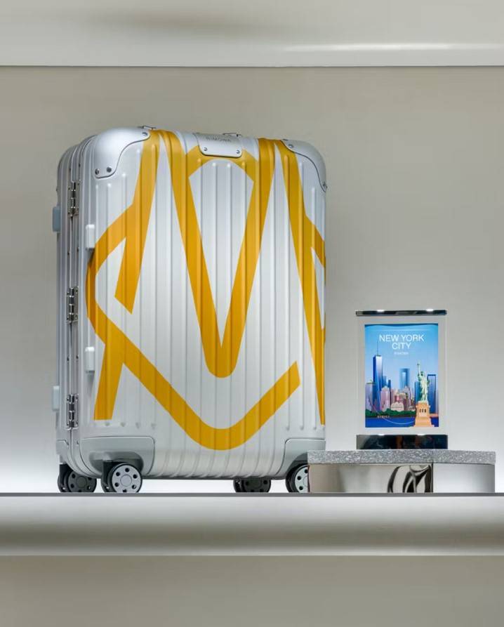 Oversized monogram with bright yellow motifs, as a reference to the famous taxis and the nightlife of New York City, designed exclusively for this new Rimowa business.