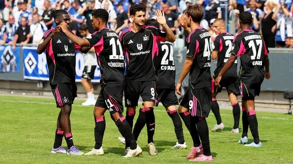 HSV players cheer a goal.