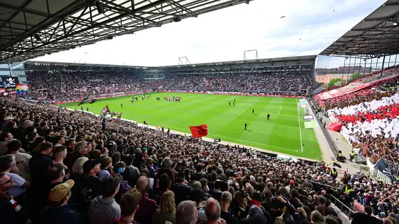 The sold-out Millerntor Stadium of FC St. Pauli