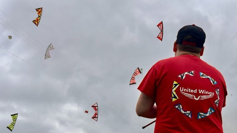 Twan Aarts controls his kite during the Vateleren formation (photo: Jan Peels).