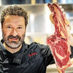 Berria and his Basque Parrila. | Photo: Berria