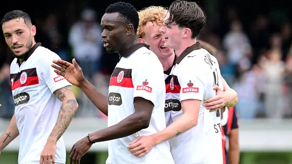 The players of FC St. Pauli cheer a goal