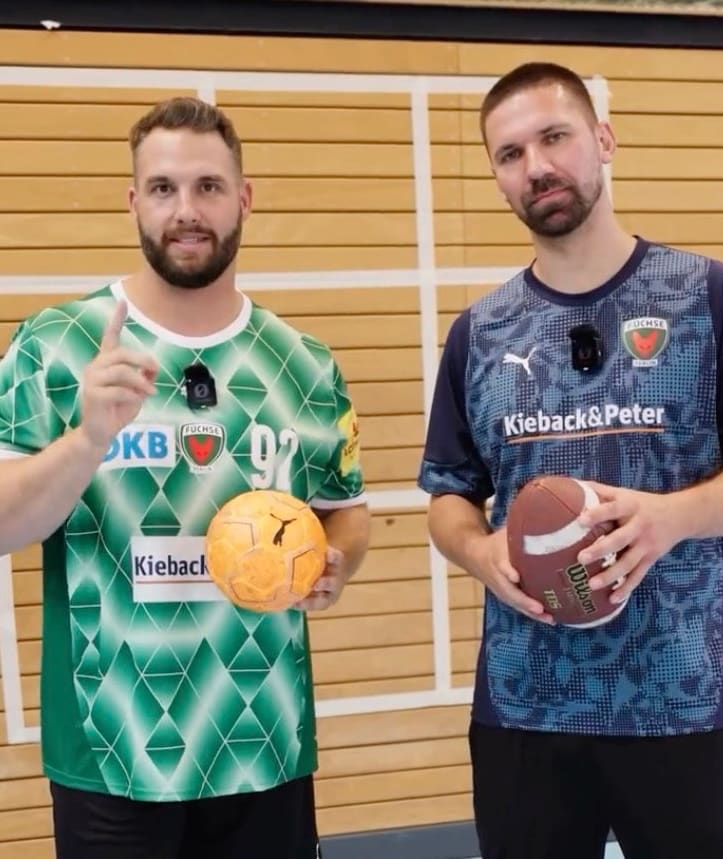 Björn Werner (34) besuchte Fabian Wiede (31) in der Füchse-Trainingshalle „Füchse Town“ in Berlin