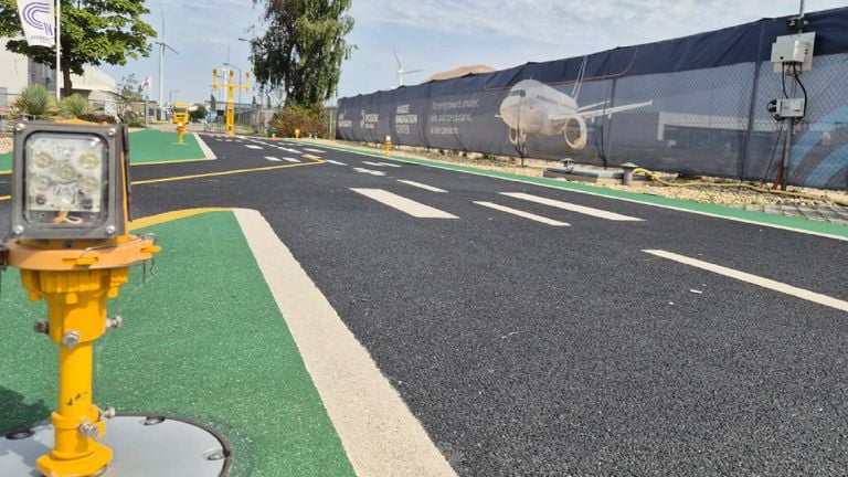 On the mini airport in Oosterhout, the top layers and lighting of runways are tested (photo: Niek de Bruijn).