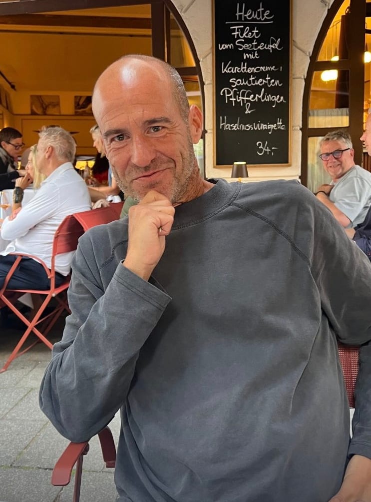 Dieses schöne Foto von Bayern-Legende Mehmet Scholl hat seine Tochter auf ihrem Instagram-Account gepostet