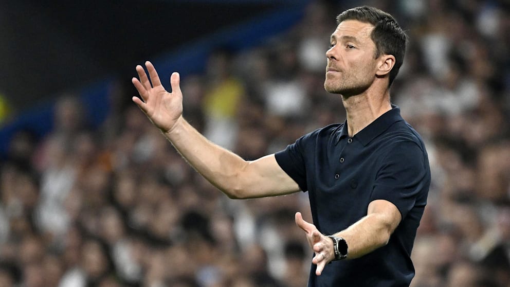 Ließ Rodrygo beim Auftaktspiel gegen CA Osasuna (1:0) 90 Minuten auf der Bank: Real-Trainer Xabi Alonso (43)