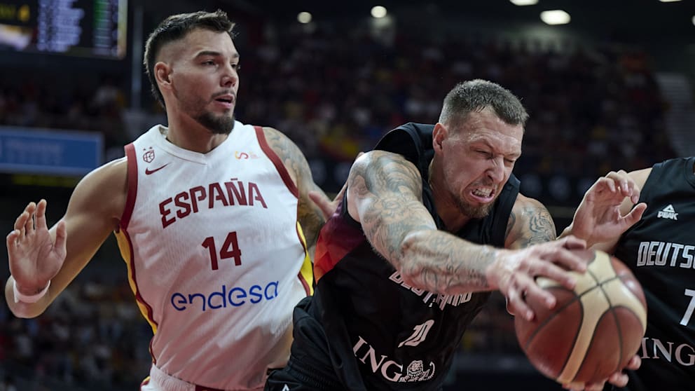 Verbissener Kampf um den Ball: Daniel Theis gegen Spaniens Willy Hernangomez (l.)