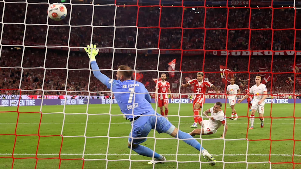 Der passt! Luis Díaz (28/3.v.l.) nagelt die Kugel zum 2:0 ins Tor. Leipzig-Keeper Peter Gulacsi (35/l.) ist chancenlos.