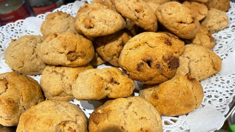 With the sale of cookies they hope to raise money (photo: Omroep Brabant).