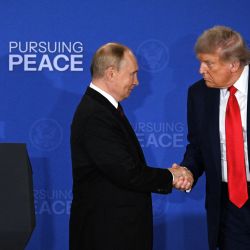 The president of the United States, Donald Trump, and the Russian president, Vladimir Putin, shakes his hand at the end of a joint press conference after participating in a summit between the United States and Russia on Ukraine at the Joint Base ELMENDORF-RICHARDSON IN ANCHROGE, ALASKA. | Photo: DREW ANGERER / AFP