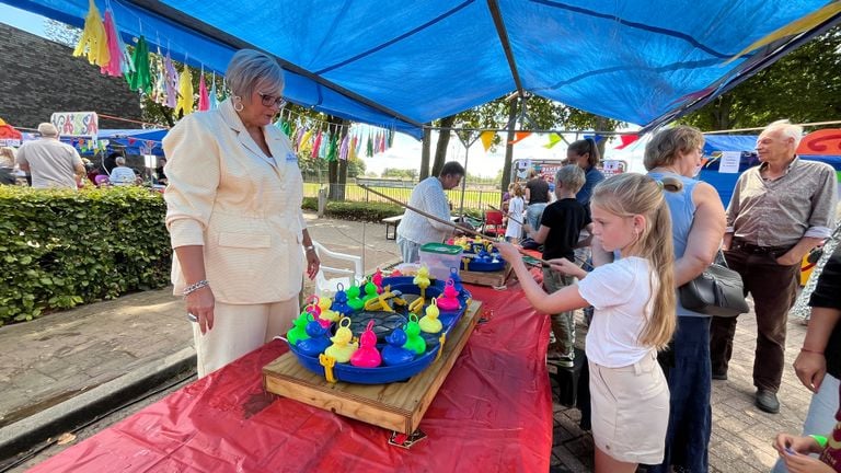 Volunteer Jeanny ensures that all ducks swim in the water (photo: Floortje Steigenga).